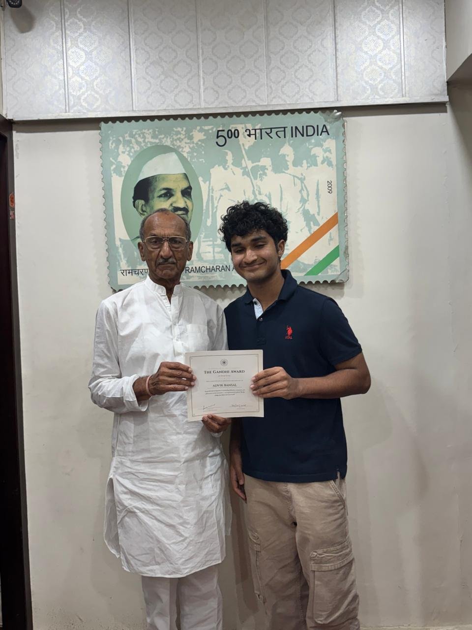 Shri Jai Prakash Agarwal presenting the Youth Gandhi Award for Service certificate