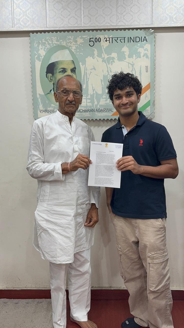 Another portrait with Shri Jai Prakash Agarwal holding the petition together