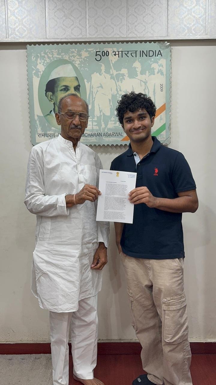 A closing portrait with Shri Jai Prakash Agarwal holding the petition
