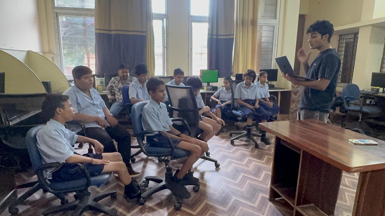 Gesturing while explaining a concept to the students during a workshop