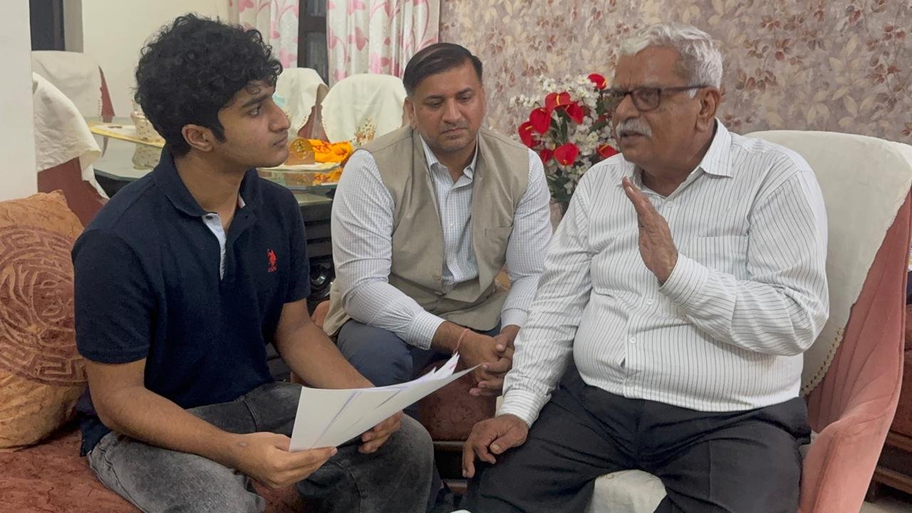 Mr. Tilak Raj Malhotra gesturing while discussing the proposals